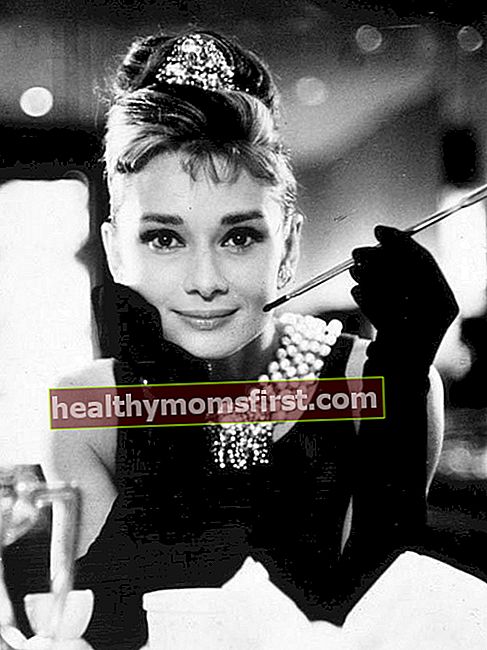 Audrey Hepburn dalam filem dari filem ikoniknya, Breakfast at Tiffany's