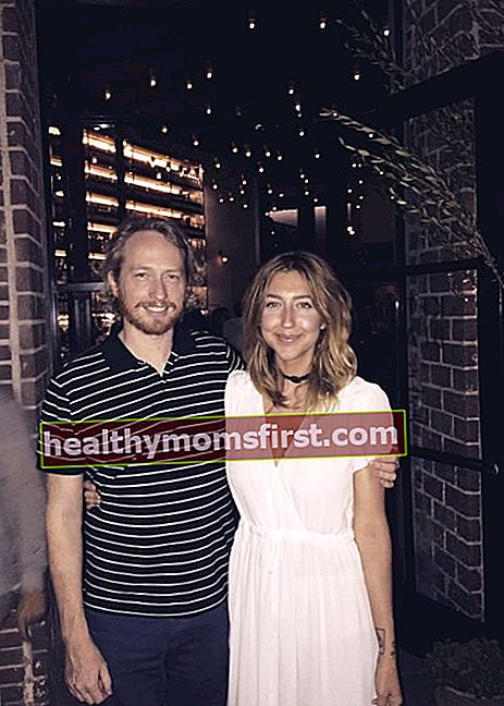 Heidi Gardner seperti yang terlihat dalam foto bersama suaminya Zeb Wells pada Agustus 2016