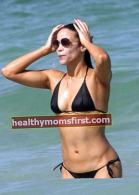 Paula Patton mengenakan bikini di pantai Miami, Florida pada Juli 2010