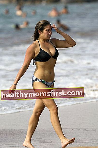 Danielle Fishel dengan bikini