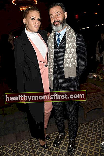 Busy Philipps dan Marc Silverstein di How to be Single New York Premiere After Party pada Februari 2016
