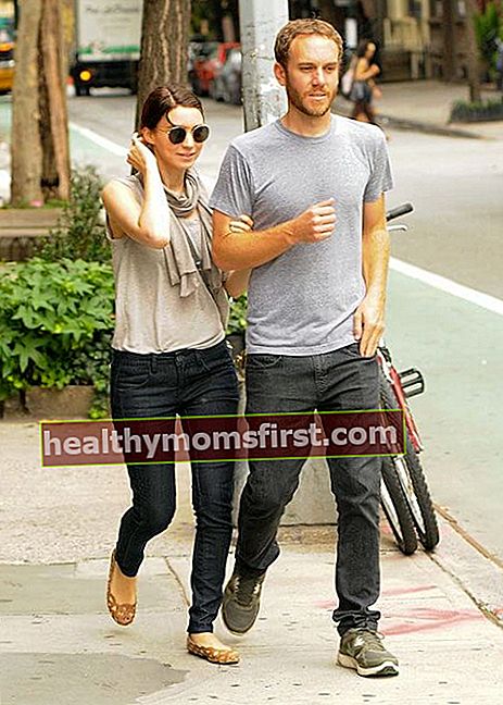 รูนีย์มาราและแฟนหนุ่มชาร์ลีแมคโดเวลล์เดินเล่นยามบ่ายในแมนฮัตตันในปี 2556
