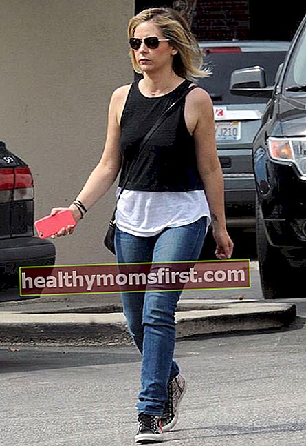 Sarah Michelle Gellar membeli-belah di Los Angeles pada bulan Mac 2015
