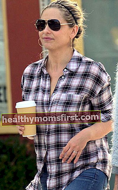 Sarah Michelle Gellar minum kopi di Santa Monica pada bulan Disember 2015