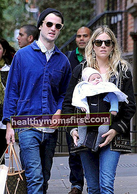 Sienna Miller dan Tom Sturridge bersama putrinya Marlowe saat berjalan-jalan pada tahun 2015
