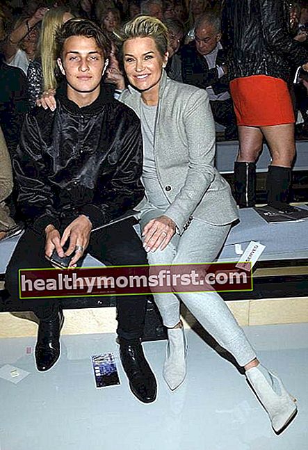 Anwar Hadid dan Yolanda Foster pada 2015 Fashion Show Secret Victoria