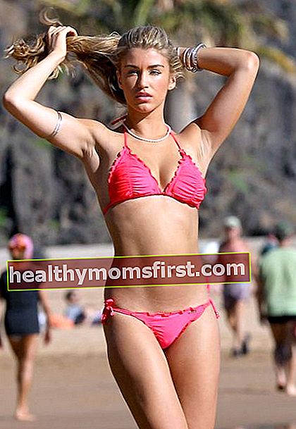 Amy Willerton dalam bikini di pantai di Tenerife pada bulan April 2014
