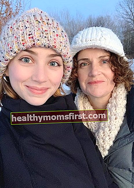 Emily Rudd seperti yang terlihat dalam selfie yang diambil dengan ibunya pada Desember 2018