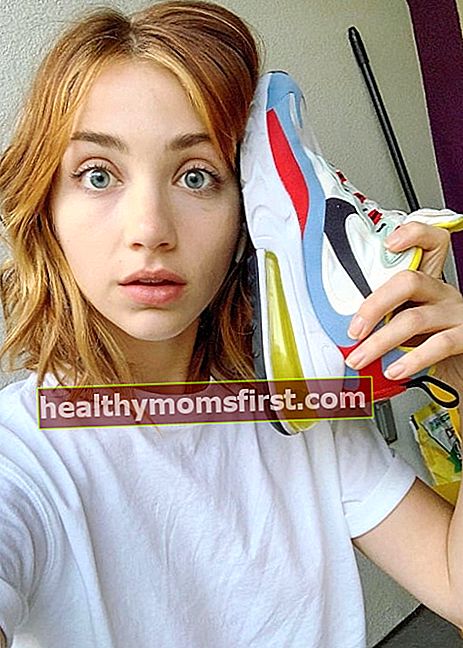 Emily Rudd terlihat dalam selfie yang diambil saat memamerkan sepatu dari Nike pada Oktober 2019 lalu