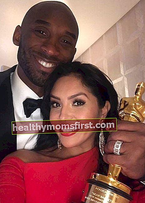 Kobe Bryant bersama isteri Vanessa Laine Bryant memegang anugerah Oscar pada tahun 2018