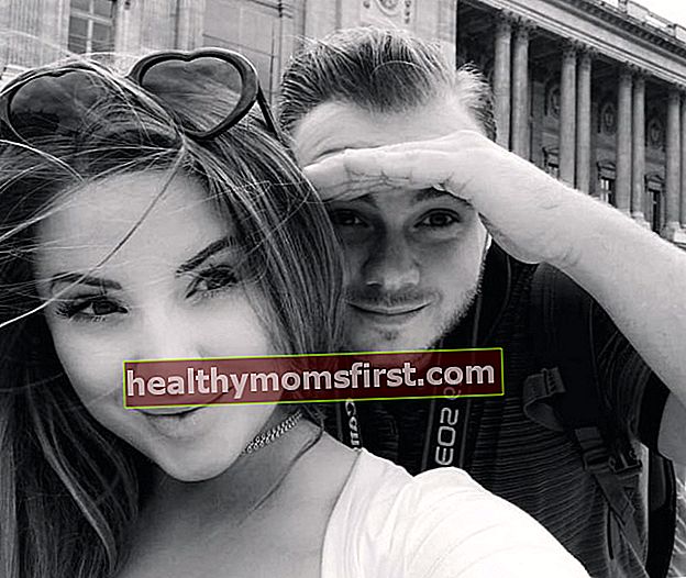 Ashley Alexiss dalam selfie dengan Travis Yohe pada Juli 2018