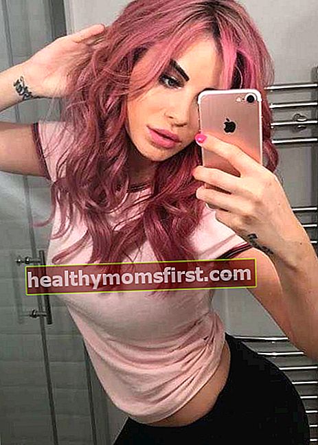Carla Howe dengan rambut merah muda dalam selfie Instagram pada Juli 2017