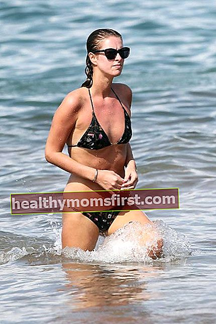 Nicky Hilton memamerkan sosok bikini yang menakjubkan di pantai Maui saat berlibur bersama David Katzenberg pada Desember 2010