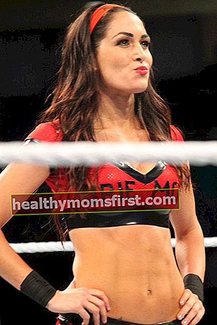 Brie Bella di dalam ring selama Acara Utama Smackdown pada bulan September 2014