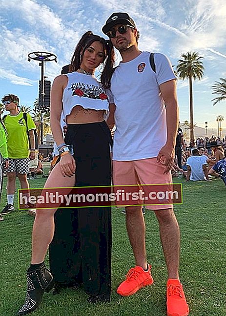 Kayla Fitz terlihat saat berpose bersama Alan Ampudia di Coachella, California pada April 2019