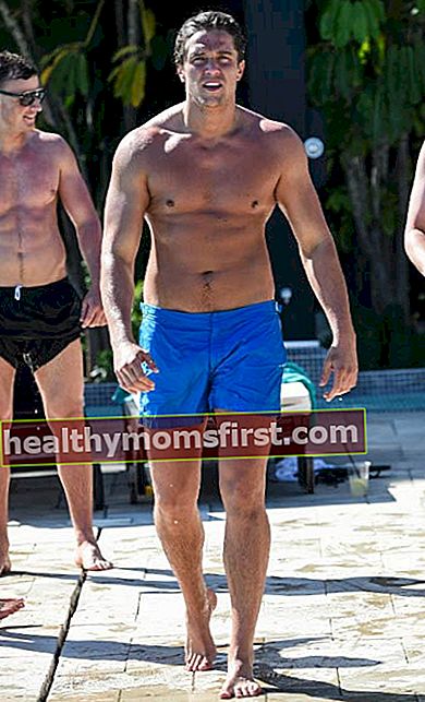 Lewis Bloor bertelanjang dada di kolam renang di Marbella