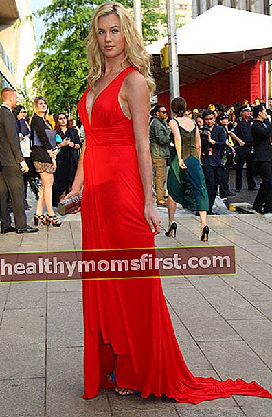 赤いドレスを着たアイルランドボールドウィン