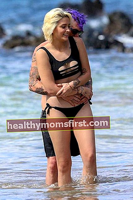 Paris Jackson dengan pacarnya di pantai di Maui, Hawaii pada bulan Desember 2016
