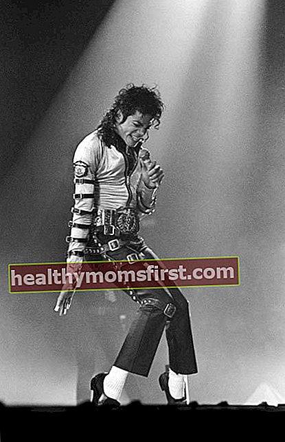Michael Jackson di atas panggung di konsernya