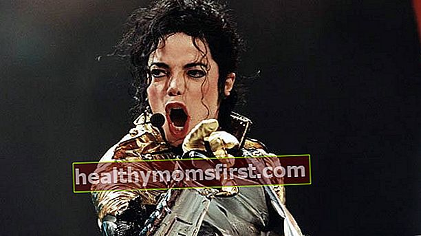 Michael Jackson tampil di konser di Bremen, Jerman pada Mei 1997