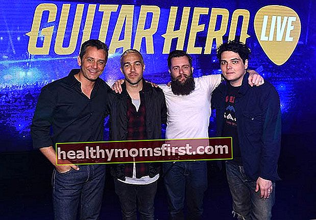 Eric Hirshberg, Pete Wentz, Jamie Jackson dan Gerard Way pada acara pembukaan game Guitar Hero Live All-New pada bulan April 2015