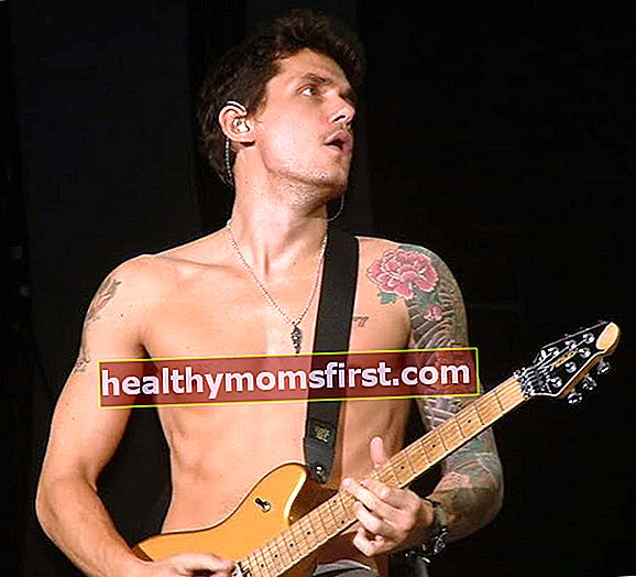 John Mayer bertelanjang dada
