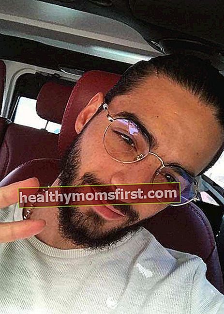 Maluma mengenakan kacamatanya dalam selfie pada Januari 2018