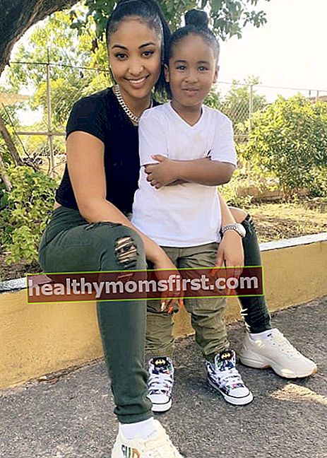 2019 년 10 월에 보이는 그녀의 아들과 함께있는 Shenseea