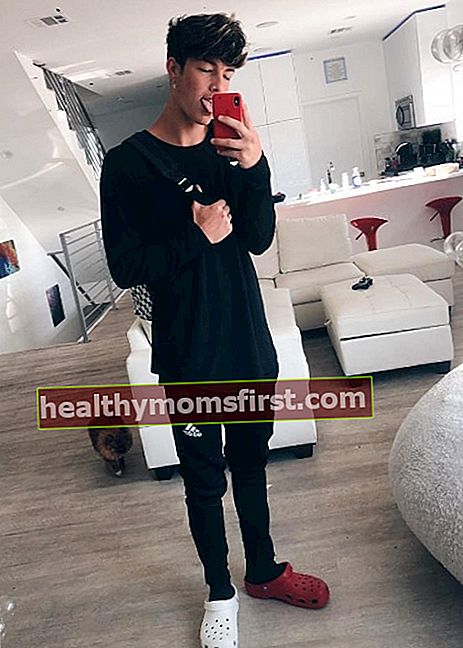 Tayler Holder dalam selfie cermin pada bulan Julai 2018