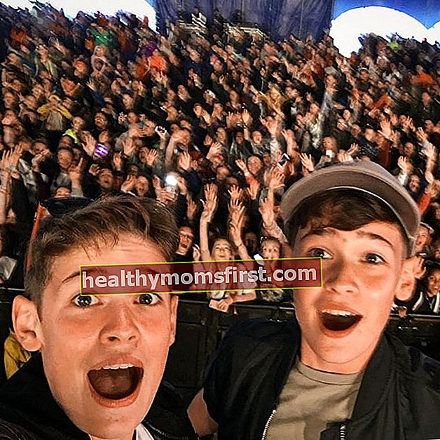 Harvey Mills bersama saudaranya Max Mills dalam selfie yang diambil pada Juli 2018