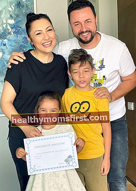 Андра, як видно на знімку, зробленому з її чоловіком Каталін Маруша та їхніми дітьми Девідом та Євою у липні 2020