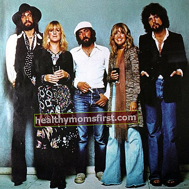 Anggota Fleetwood Mac (Dari Kiri ke Kanan) Mick Fleetwood, Christine McVie, John McVie, Stevie Nicks, dan Lindsey Buckingham seperti yang terlihat dalam gambar yang diambil untuk sampul album Rumors mereka