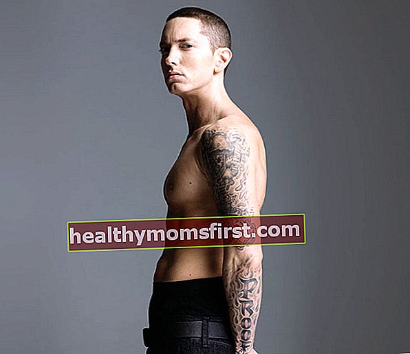 Eminem bertelanjang dada