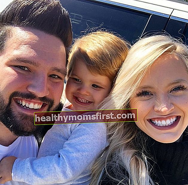 Shay Mooney tersenyum dalam selfie bersama keluarganya pada Oktober 2018