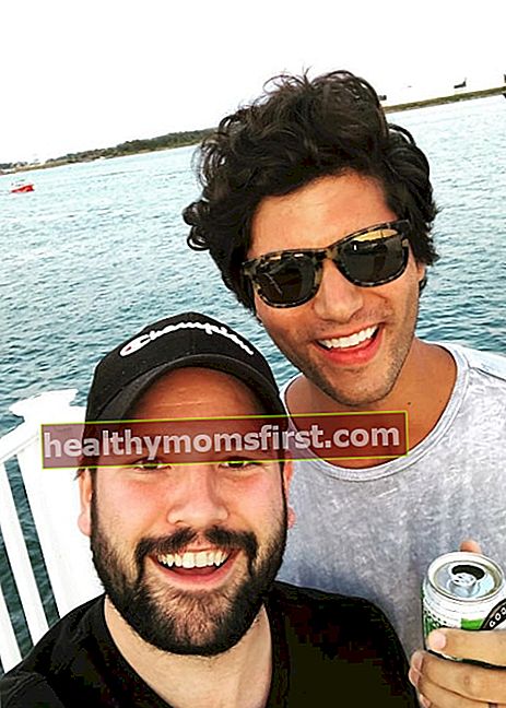 Shay Mooney terlihat saat berfoto selfie bersama Dan Smyers pada Juli 2018