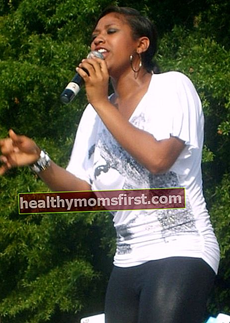 Jazmine Sullivan seperti yang terlihat saat tampil langsung di sebuah konser di Columbia, Carolina Selatan pada tahun 2008