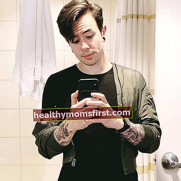 NateWantsToBattle dalam selfie kamar mandi pada April 2019