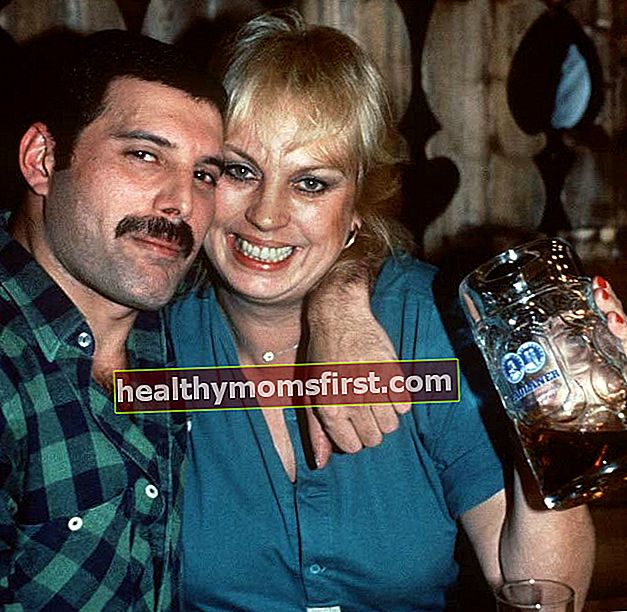 Freddie Mercury dan Barbara Valentin berpose di bar