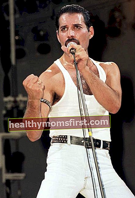 Freddie Mercury saat tampil di atas panggung di tahun 80-an