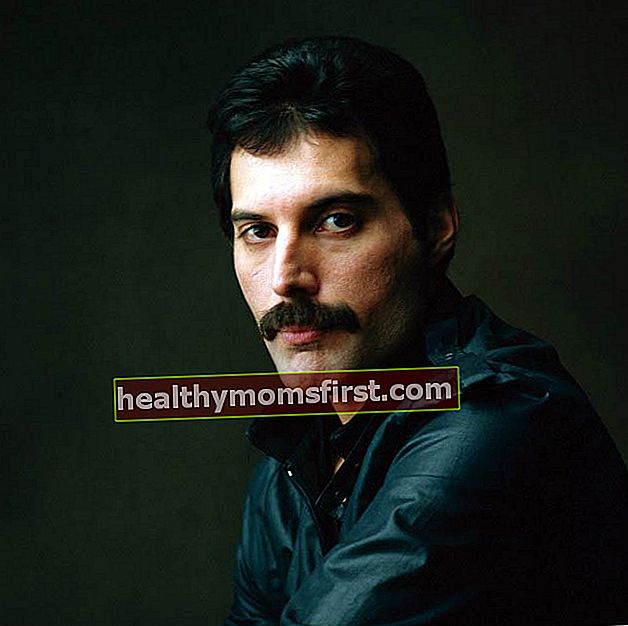 Freddie Mercury berpose untuk pemotretan pemodelan