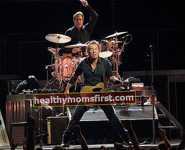 2008 년 8 월 Max Weinberg와 함께 콘서트에서 공연중인 Bruce Springsteen