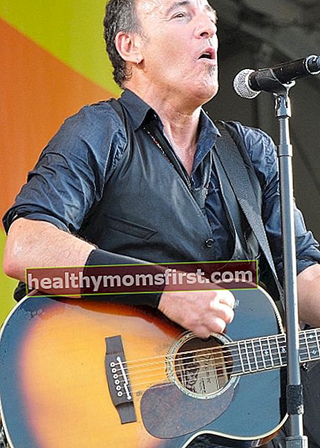 Bruce Springsteen, 2012 New Orleans Caz ve Miras Festivali'nde sahne alırken çekilmiş.
