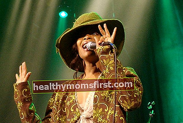Erykah Badu ขณะแสดงผลงานร้องเพลงในปี 2548