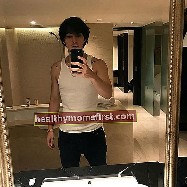 Joji terlihat saat mengambil selfie cermin pada Agustus 2019