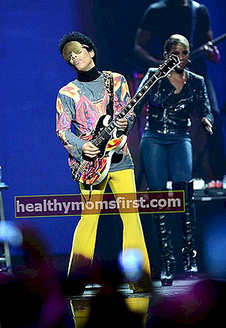 Prince membuat persembahan di Festival Muzik iHeartRadio pada bulan September 2012