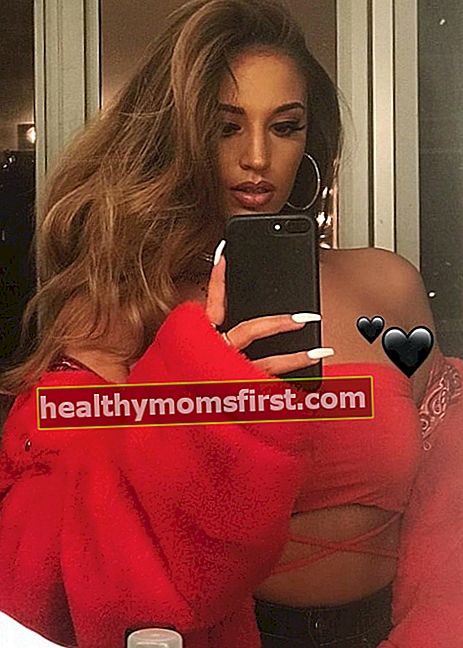 Alina Baraz dalam selfie cermin pada November 2017