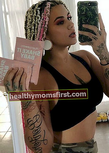 Yulema Ramirez mempromosikan Flat Tummy Co dalam selfie pada September 2018