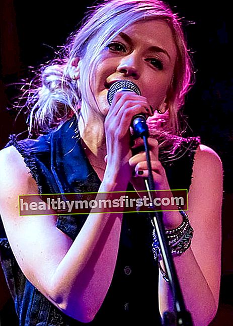 Emily Kinney saat tampil di Rockwood Music Hall pada Februari 2014