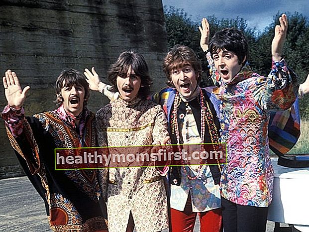 John Lennon (ที่สามจากซ้าย) ตามที่เห็นในภาพข่าวของ 'The Beatles' ระหว่าง Magical Mystery Tour