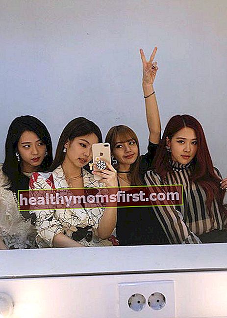 Ahli kumpulan Black Pink dalam selfie Instagram pada bulan Jun 2018